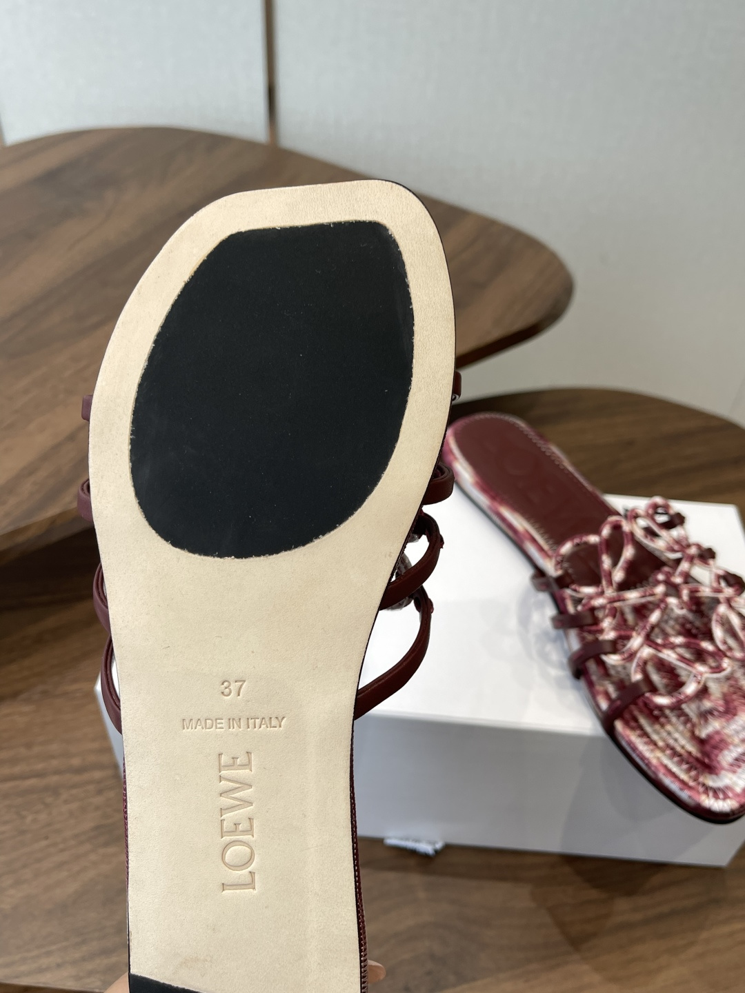 LOEWE 罗意威 26ss 春夏新品 拖鞋 疯狂种草简约设计感觉更干净优雅 方圆头电锈拖鞋让你念念不忘