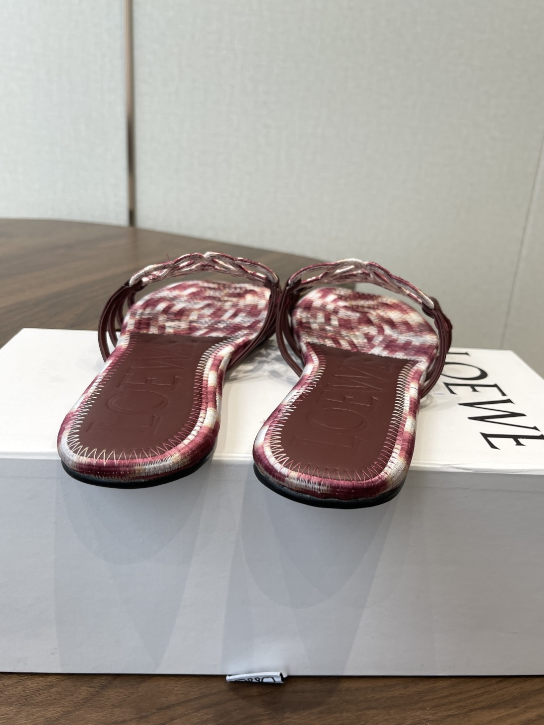 LOEWE 罗意威 26ss 春夏新品 拖鞋 疯狂种草简约设计感觉更干净优雅 方圆头电锈拖鞋让你念念不忘