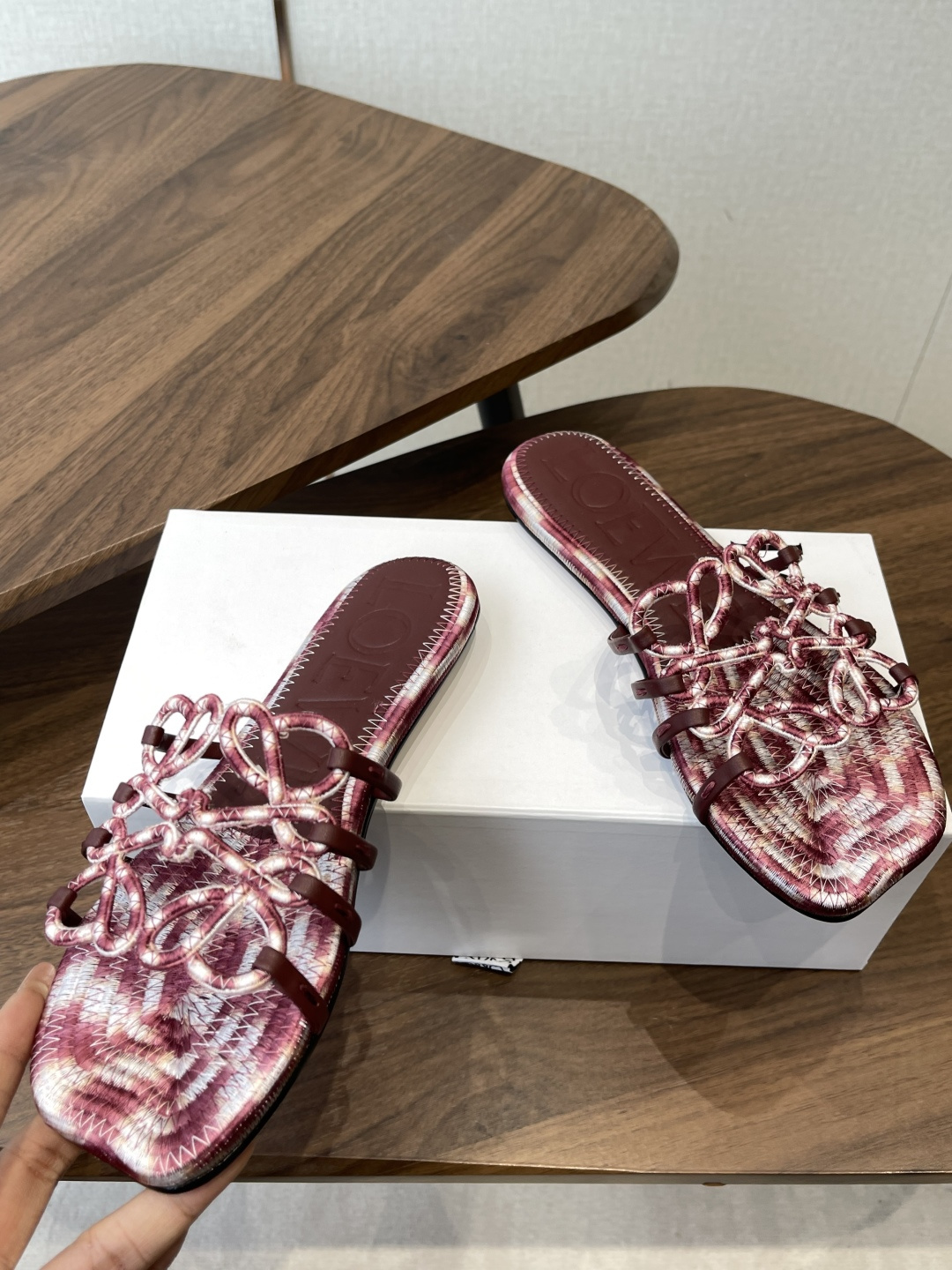 LOEWE 罗意威 26ss 春夏新品 拖鞋 疯狂种草简约设计感觉更干净优雅 方圆头电锈拖鞋让你念念不忘