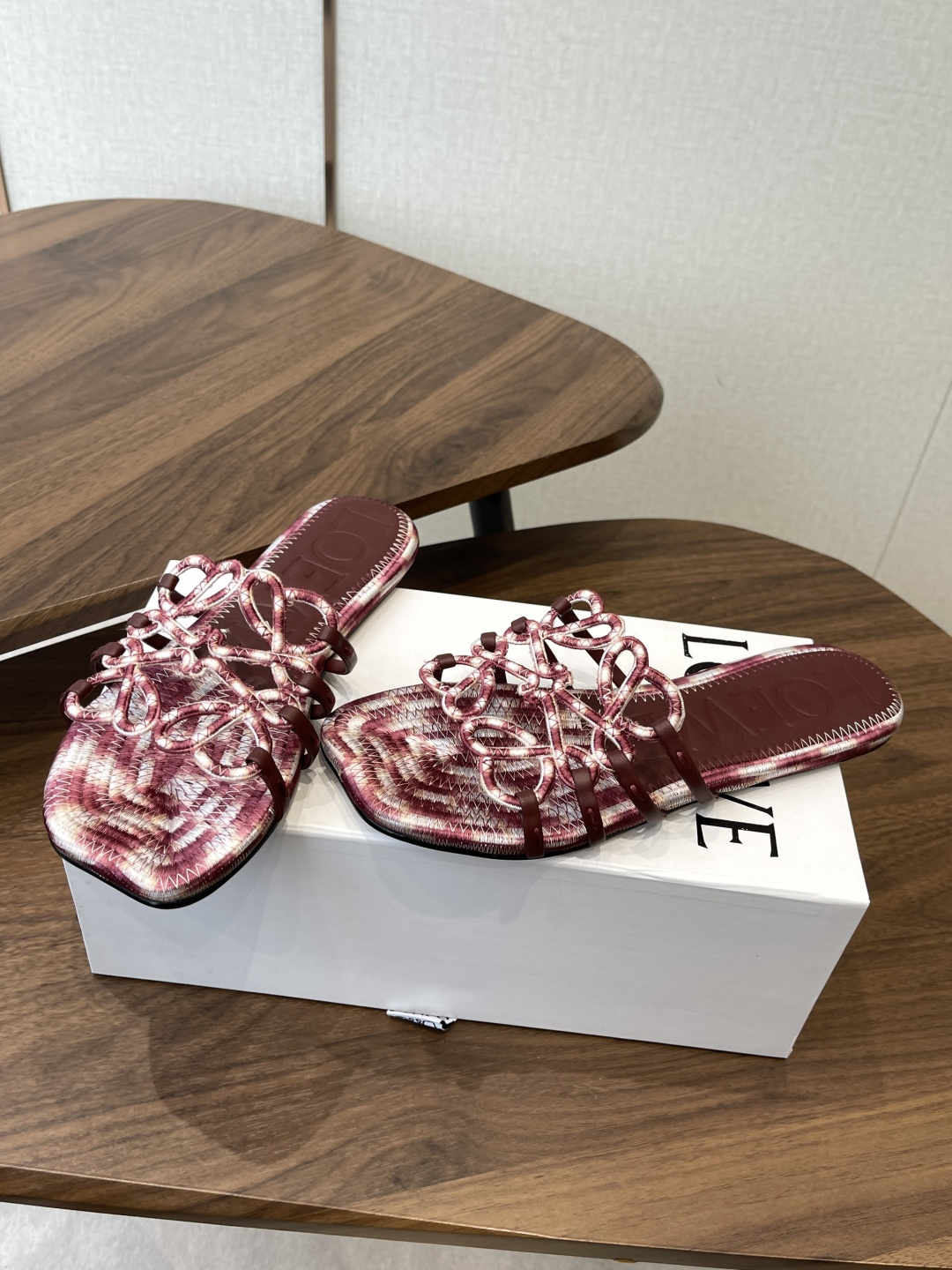 LOEWE 罗意威 26ss 春夏新品 拖鞋 疯狂种草简约设计感觉更干净优雅 方圆头电锈拖鞋让你念念不忘