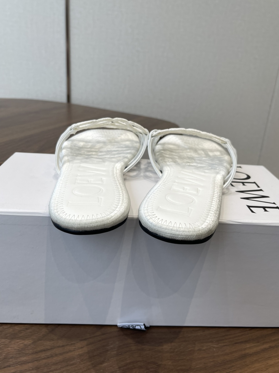 LOEWE 罗意威 26ss 春夏新品 拖鞋 疯狂种草简约设计感觉更干净优雅 方圆头电锈拖鞋让你念念不忘