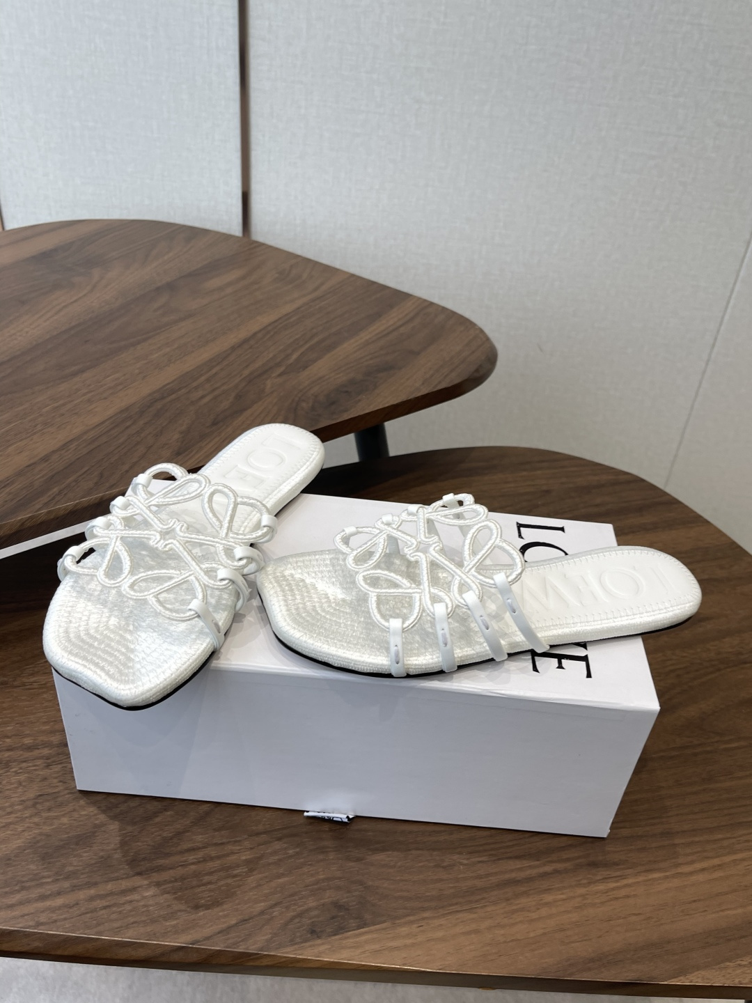 LOEWE 罗意威 26ss 春夏新品 拖鞋 疯狂种草简约设计感觉更干净优雅 方圆头电锈拖鞋让你念念不忘