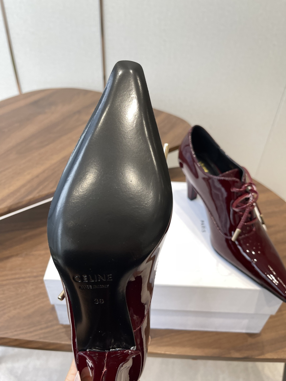 CELINE·思琳赛琳穆勒鞋春夏玛丽珍乐福鞋，凯旋门设计极具品牌辨识度，舒适的小皮鞋！鞋面：软面漆皮内里