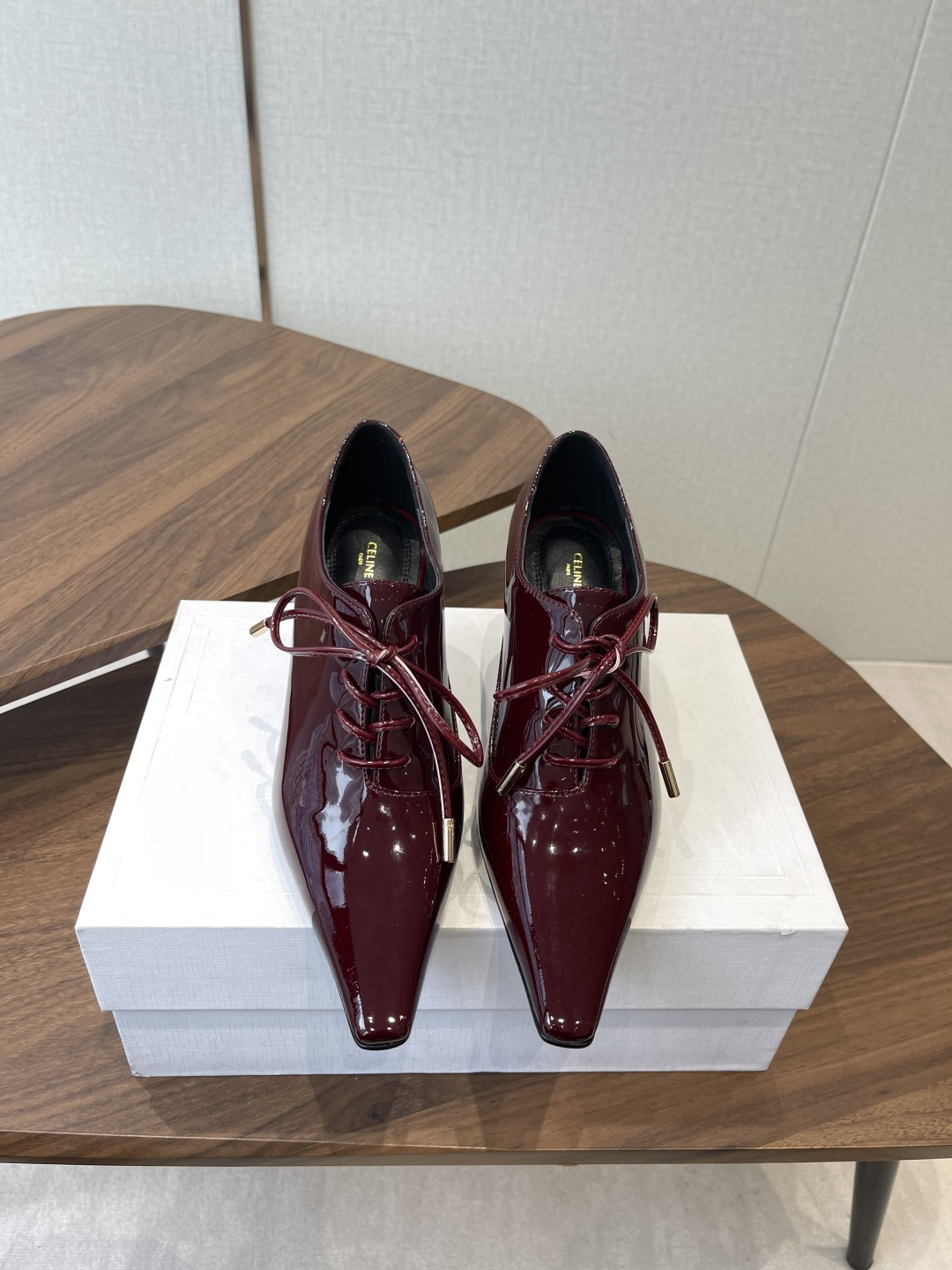 CELINE·思琳赛琳穆勒鞋春夏玛丽珍乐福鞋，凯旋门设计极具品牌辨识度，舒适的小皮鞋！鞋面：软面漆皮内里