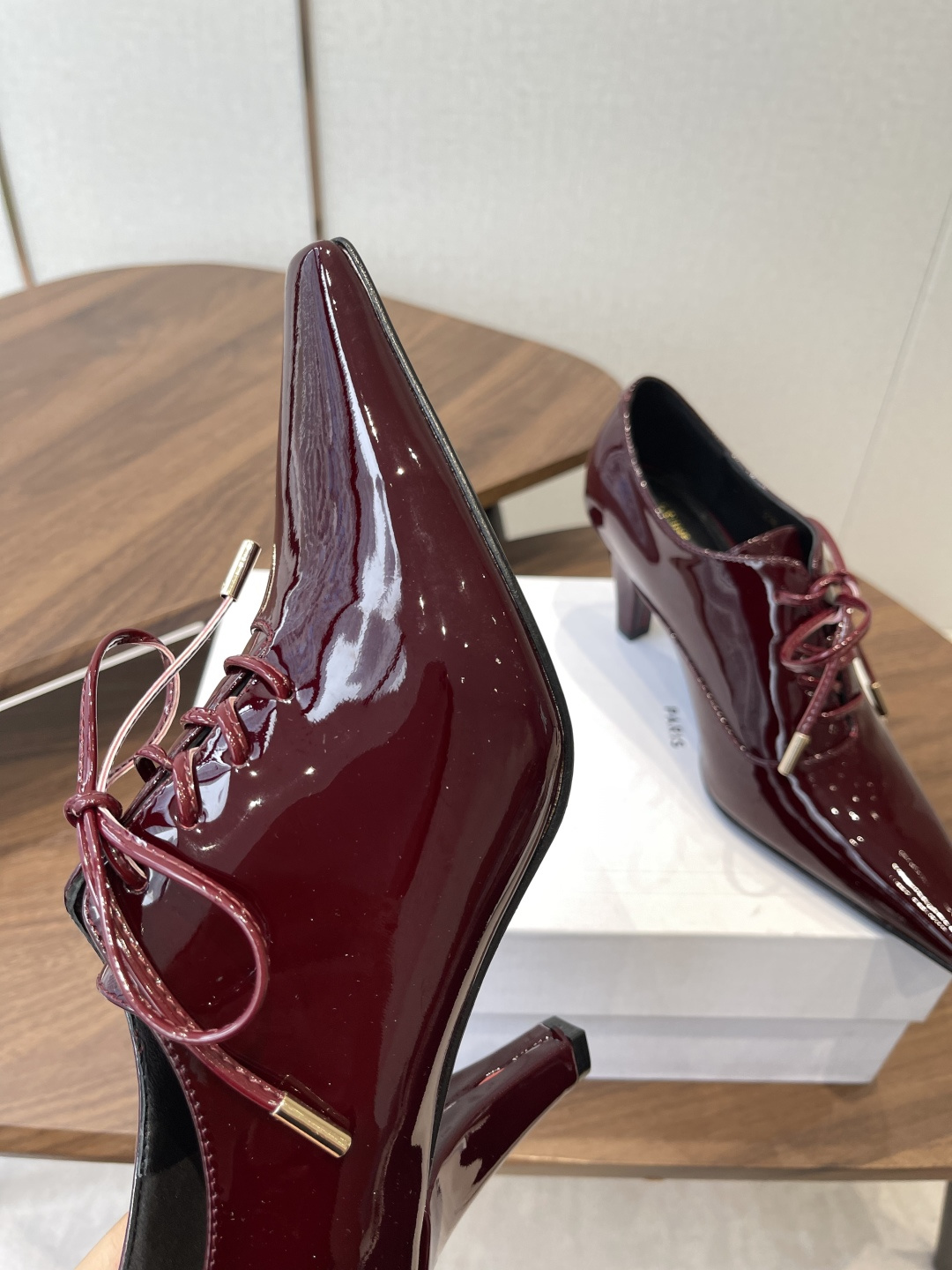 CELINE·思琳赛琳穆勒鞋春夏玛丽珍乐福鞋，凯旋门设计极具品牌辨识度，舒适的小皮鞋！鞋面：软面漆皮内里