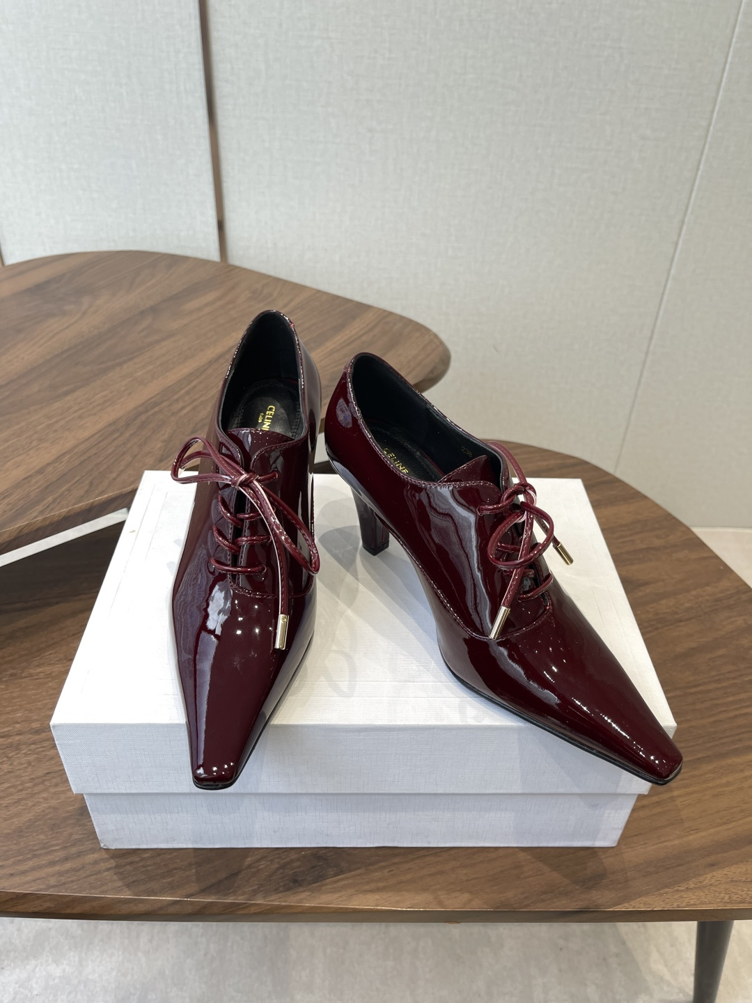 CELINE·思琳赛琳穆勒鞋春夏玛丽珍乐福鞋，凯旋门设计极具品牌辨识度，舒适的小皮鞋！鞋面：软面漆皮内里