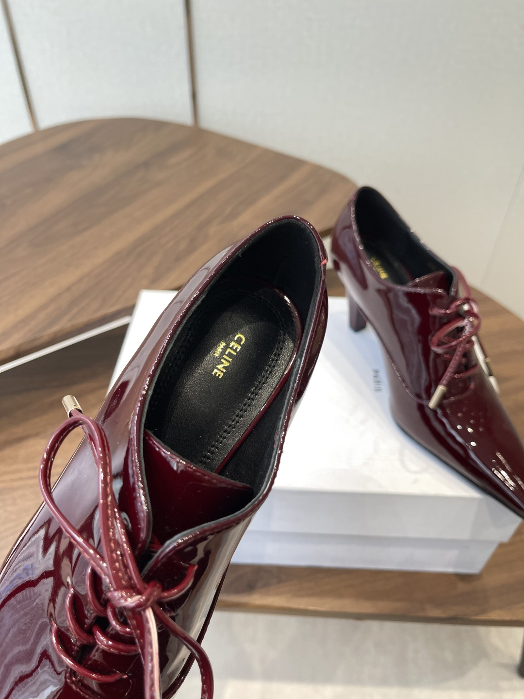 CELINE·思琳赛琳穆勒鞋春夏玛丽珍乐福鞋，凯旋门设计极具品牌辨识度，舒适的小皮鞋！鞋面：软面漆皮内里