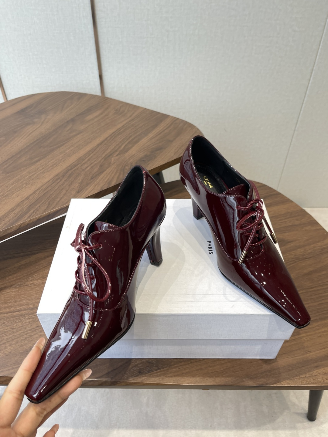 CELINE·思琳赛琳穆勒鞋春夏玛丽珍乐福鞋，凯旋门设计极具品牌辨识度，舒适的小皮鞋！鞋面：软面漆皮内里