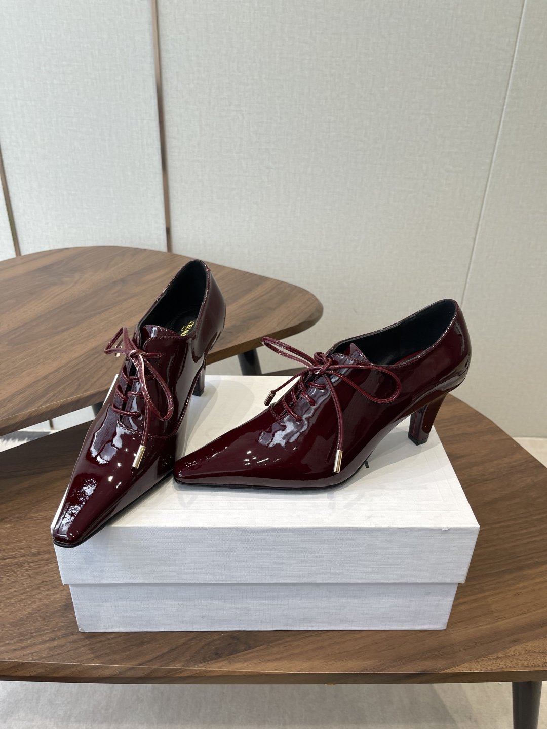 CELINE·思琳赛琳穆勒鞋春夏玛丽珍乐福鞋，凯旋门设计极具品牌辨识度，舒适的小皮鞋！鞋面：软面漆皮内里