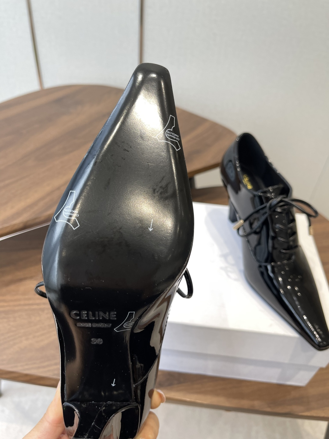 CELINE·思琳赛琳穆勒鞋春夏玛丽珍乐福鞋，凯旋门设计极具品牌辨识度，舒适的小皮鞋！鞋面：软面漆皮内里
