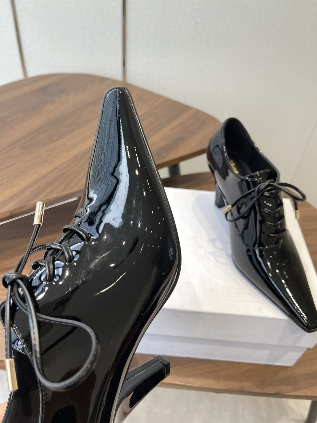 CELINE·思琳赛琳穆勒鞋春夏玛丽珍乐福鞋，凯旋门设计极具品牌辨识度，舒适的小皮鞋！鞋面：软面漆皮内里