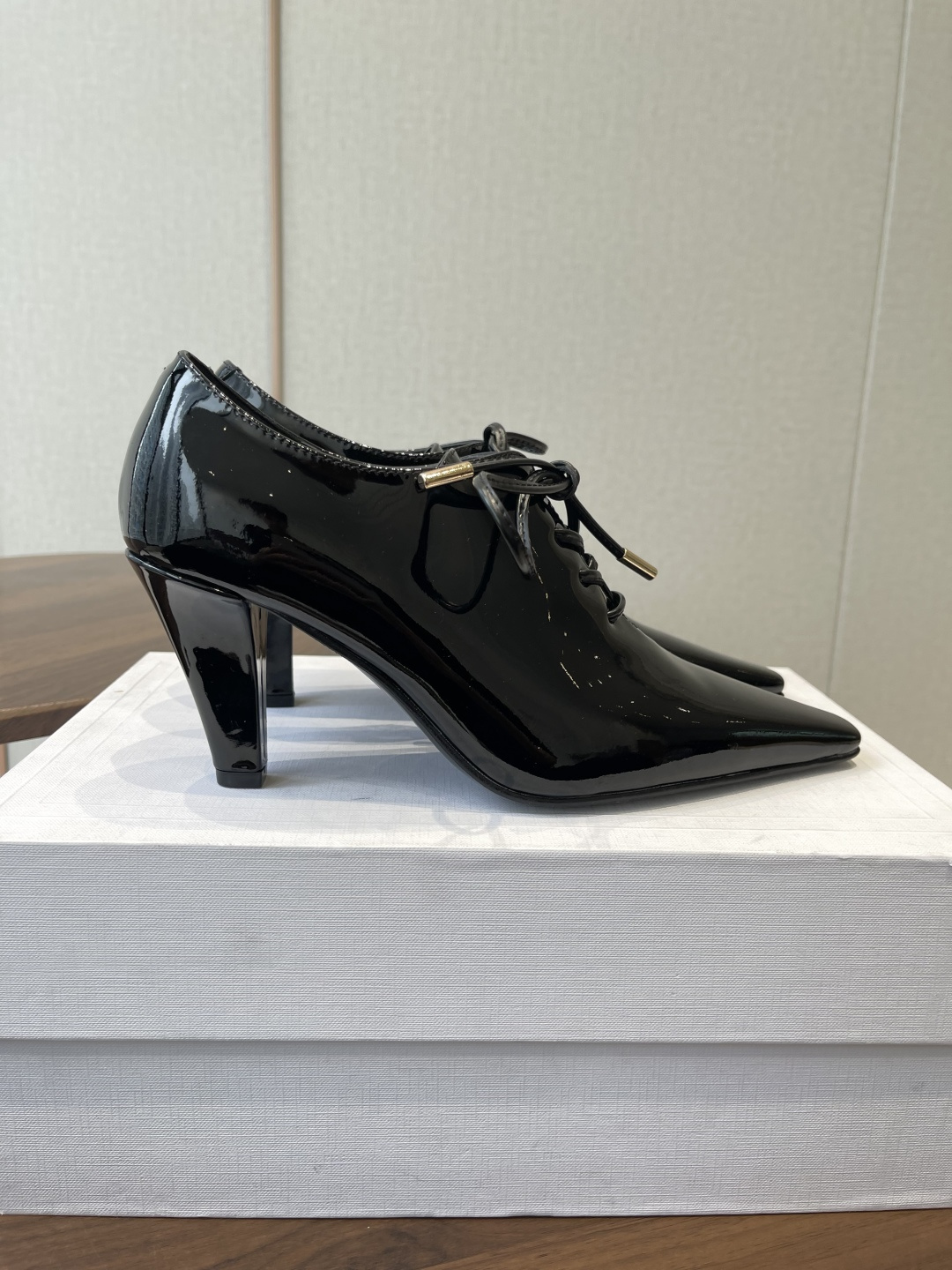 CELINE·思琳赛琳穆勒鞋春夏玛丽珍乐福鞋，凯旋门设计极具品牌辨识度，舒适的小皮鞋！鞋面：软面漆皮内里