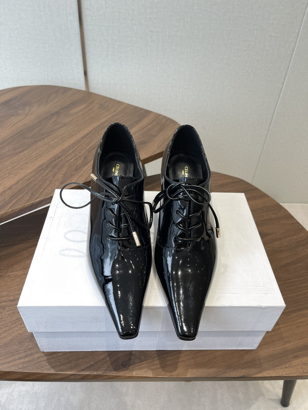 CELINE·思琳赛琳穆勒鞋春夏玛丽珍乐福鞋，凯旋门设计极具品牌辨识度，舒适的小皮鞋！鞋面：软面漆皮内里