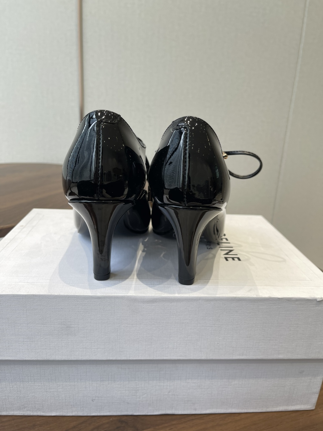 CELINE·思琳赛琳穆勒鞋春夏玛丽珍乐福鞋，凯旋门设计极具品牌辨识度，舒适的小皮鞋！鞋面：软面漆皮内里
