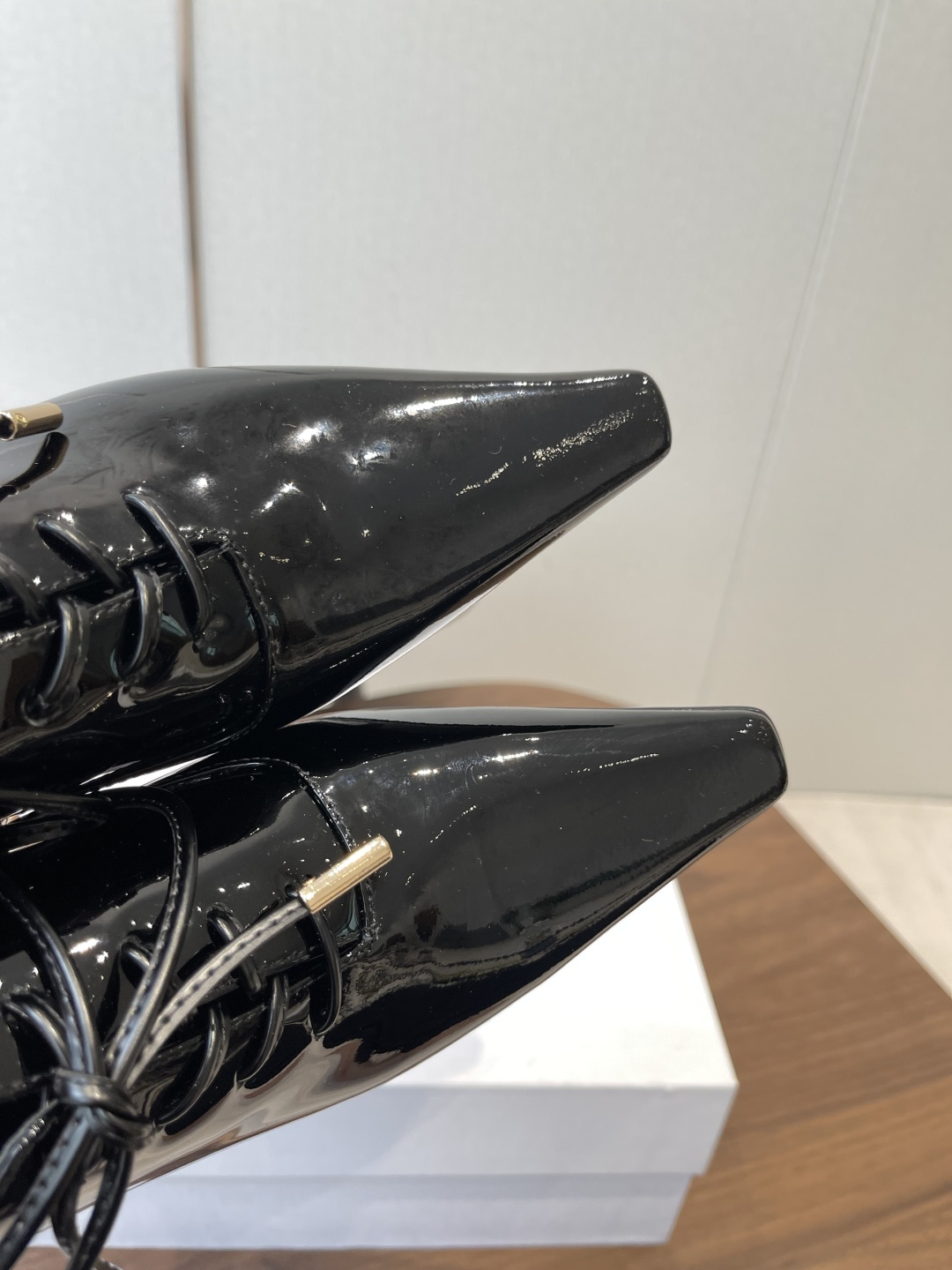 CELINE·思琳赛琳穆勒鞋春夏玛丽珍乐福鞋，凯旋门设计极具品牌辨识度，舒适的小皮鞋！鞋面：软面漆皮内里