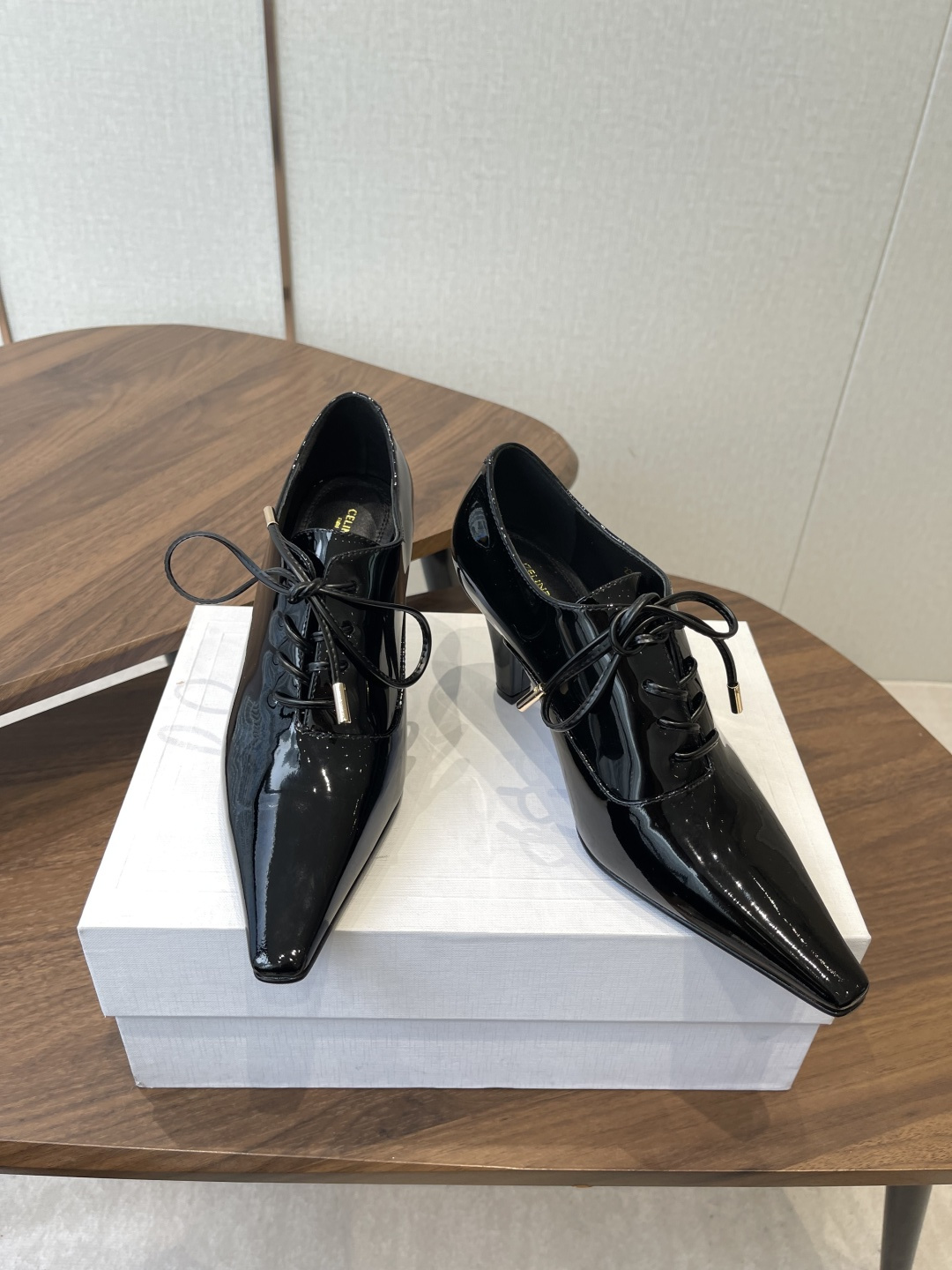 CELINE·思琳赛琳穆勒鞋春夏玛丽珍乐福鞋，凯旋门设计极具品牌辨识度，舒适的小皮鞋！鞋面：软面漆皮内里