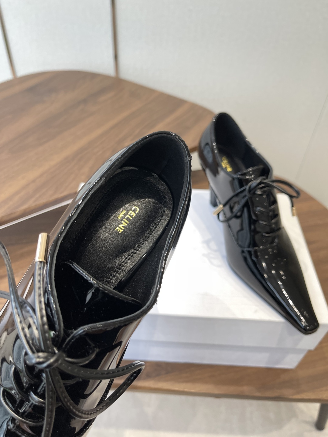 CELINE·思琳赛琳穆勒鞋春夏玛丽珍乐福鞋，凯旋门设计极具品牌辨识度，舒适的小皮鞋！鞋面：软面漆皮内里