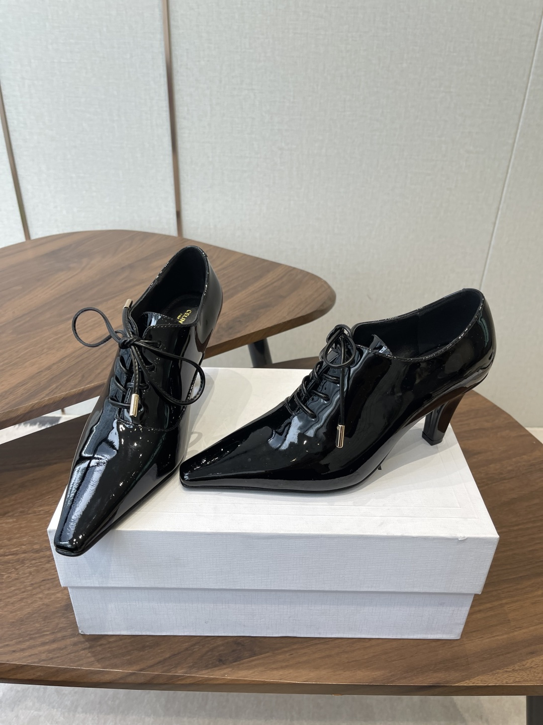 CELINE·思琳赛琳穆勒鞋春夏玛丽珍乐福鞋，凯旋门设计极具品牌辨识度，舒适的小皮鞋！鞋面：软面漆皮内里