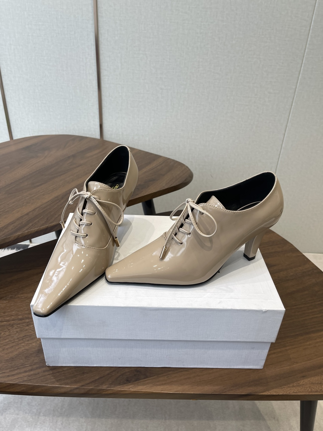 CELINE·思琳赛琳穆勒鞋春夏玛丽珍乐福鞋，凯旋门设计极具品牌辨识度，舒适的小皮鞋！鞋面：软面漆皮内里