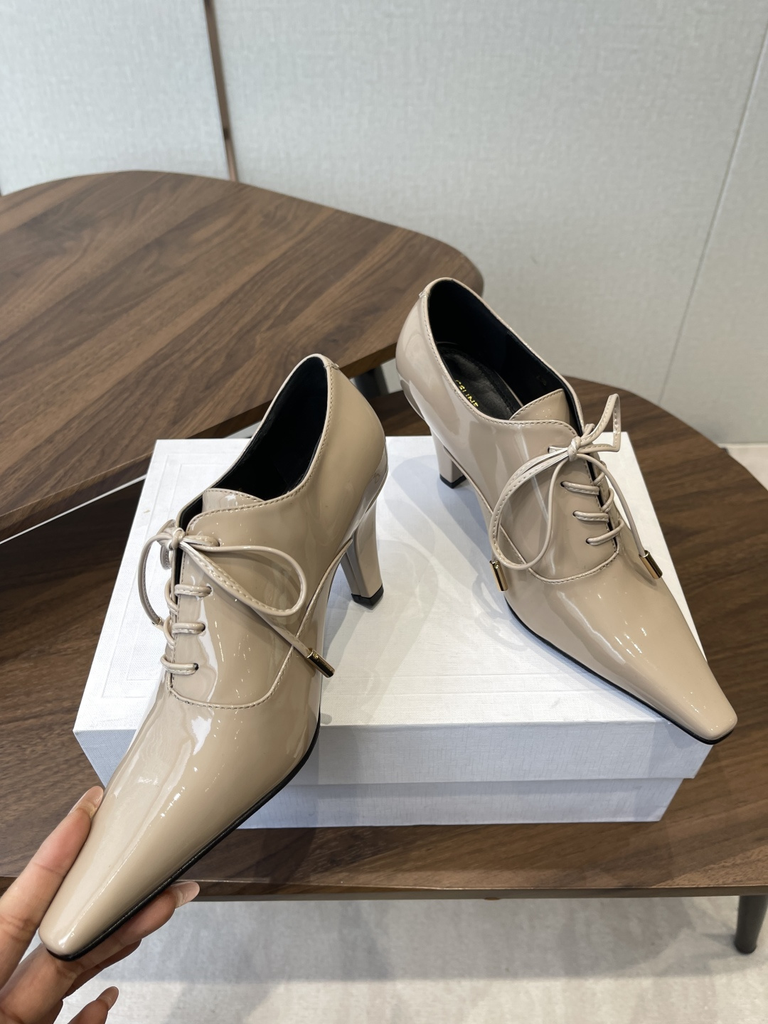 CELINE·思琳赛琳穆勒鞋春夏玛丽珍乐福鞋，凯旋门设计极具品牌辨识度，舒适的小皮鞋！鞋面：软面漆皮内里