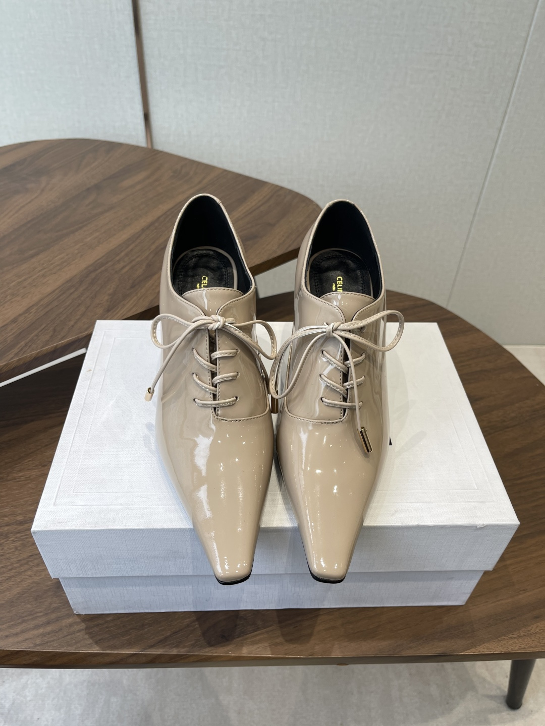 NO:816253,CELINE·Celine mules spring and summer Mary Jane loafers, the Arc de Triomphe design is highly brand-recognizable, comfortable small leather shoes!  Soft patent leather upper, goatskin lining, leather outsole, size 35-41 (customized for 40, 41), high-heeled shoes, celine, celine, loafers, mary jane, high heels, sheepskin, Leather soles19860909CELINE·思琳赛琳穆勒鞋春夏玛丽珍乐福鞋,凯旋门设计极具品牌辨识度,舒适的小皮鞋！ 鞋面软面漆皮 内里垫脚山羊皮 大底真皮大底 码数35-41（40、41定做）,高跟鞋单鞋,celine,celine,loafers,mary jane,high heels,sheepskin,Leather soles,Women's Shoes