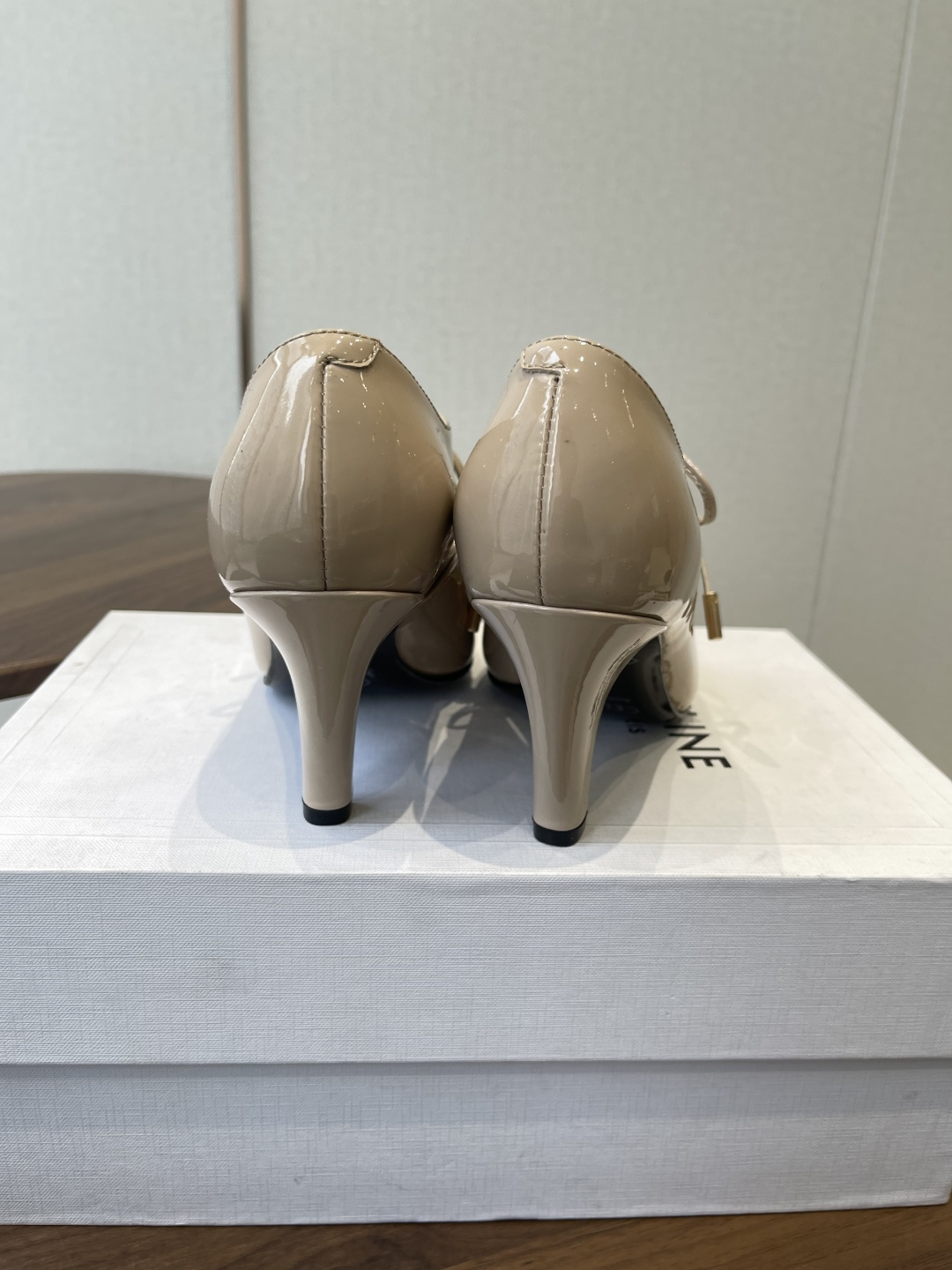 CELINE·思琳赛琳穆勒鞋春夏玛丽珍乐福鞋，凯旋门设计极具品牌辨识度，舒适的小皮鞋！鞋面：软面漆皮内里