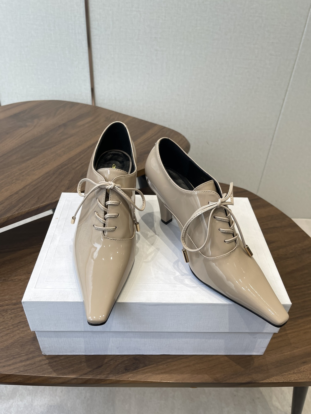 CELINE·思琳赛琳穆勒鞋春夏玛丽珍乐福鞋，凯旋门设计极具品牌辨识度，舒适的小皮鞋！鞋面：软面漆皮内里