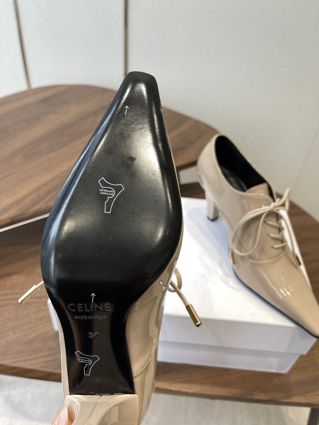 CELINE·思琳赛琳穆勒鞋春夏玛丽珍乐福鞋，凯旋门设计极具品牌辨识度，舒适的小皮鞋！鞋面：软面漆皮内里