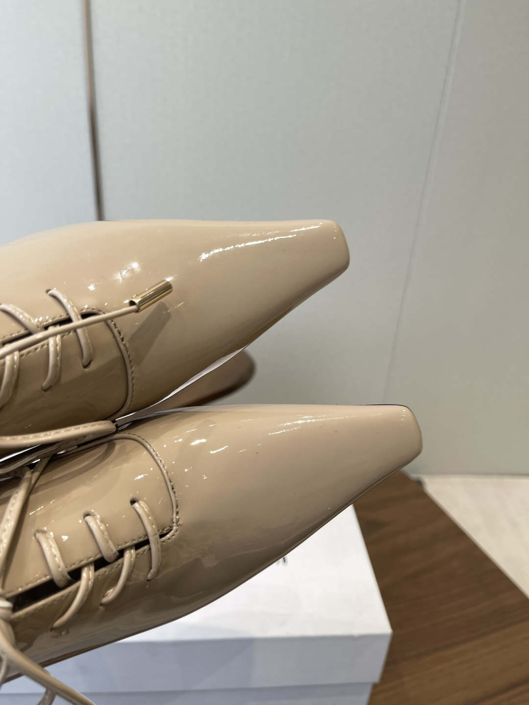 CELINE·思琳赛琳穆勒鞋春夏玛丽珍乐福鞋，凯旋门设计极具品牌辨识度，舒适的小皮鞋！鞋面：软面漆皮内里