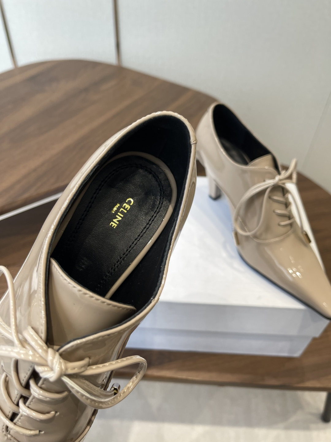 CELINE·思琳赛琳穆勒鞋春夏玛丽珍乐福鞋，凯旋门设计极具品牌辨识度，舒适的小皮鞋！鞋面：软面漆皮内里