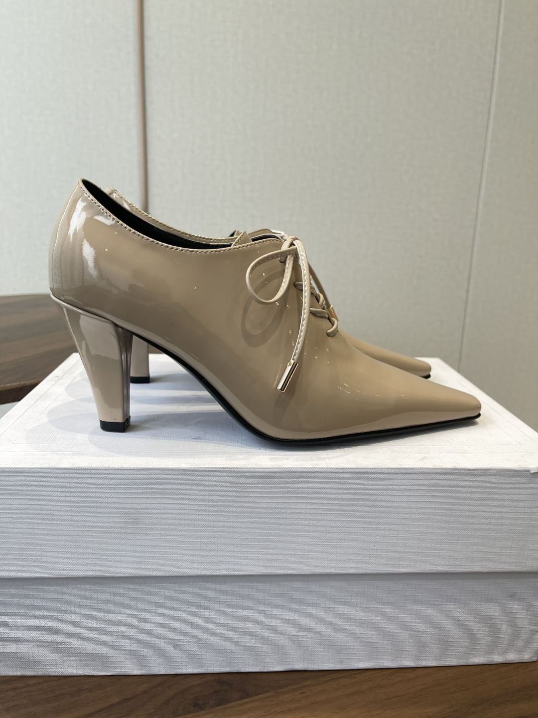 CELINE·思琳赛琳穆勒鞋春夏玛丽珍乐福鞋，凯旋门设计极具品牌辨识度，舒适的小皮鞋！鞋面：软面漆皮内里
