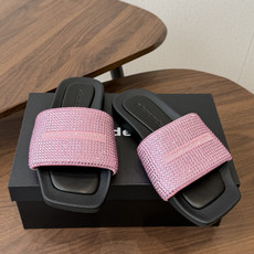 Alexander Wang26ss夏季新款水钻方头厚底一字拖设计上采用利落的方头剪裁,搭配加宽的一字带 Alexander Wang26ss夏季新款水钻方头厚底一字拖设计上采用利落的方头剪裁,搭配加宽的一字带