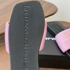 Alexander Wang26ss夏季新款水钻方头厚底一字拖设计上采用利落的方头剪裁,搭配加宽的一字带 Alexander Wang26ss夏季新款水钻方头厚底一字拖设计上采用利落的方头剪裁,搭配加宽的一字带