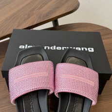 Alexander Wang26ss夏季新款水钻方头厚底一字拖设计上采用利落的方头剪裁,搭配加宽的一字带 Alexander Wang26ss夏季新款水钻方头厚底一字拖设计上采用利落的方头剪裁,搭配加宽的一字带
