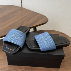 Alexander Wang26ss夏季新款水钻方头厚底一字拖设计上采用利落的方头剪裁,搭配加宽的一字带 Alexander Wang26ss夏季新款水钻方头厚底一字拖设计上采用利落的方头剪裁,搭配加宽的一字带