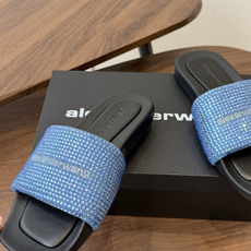 Alexander Wang26ss夏季新款水钻方头厚底一字拖设计上采用利落的方头剪裁,搭配加宽的一字带 Alexander Wang26ss夏季新款水钻方头厚底一字拖设计上采用利落的方头剪裁,搭配加宽的一字带
