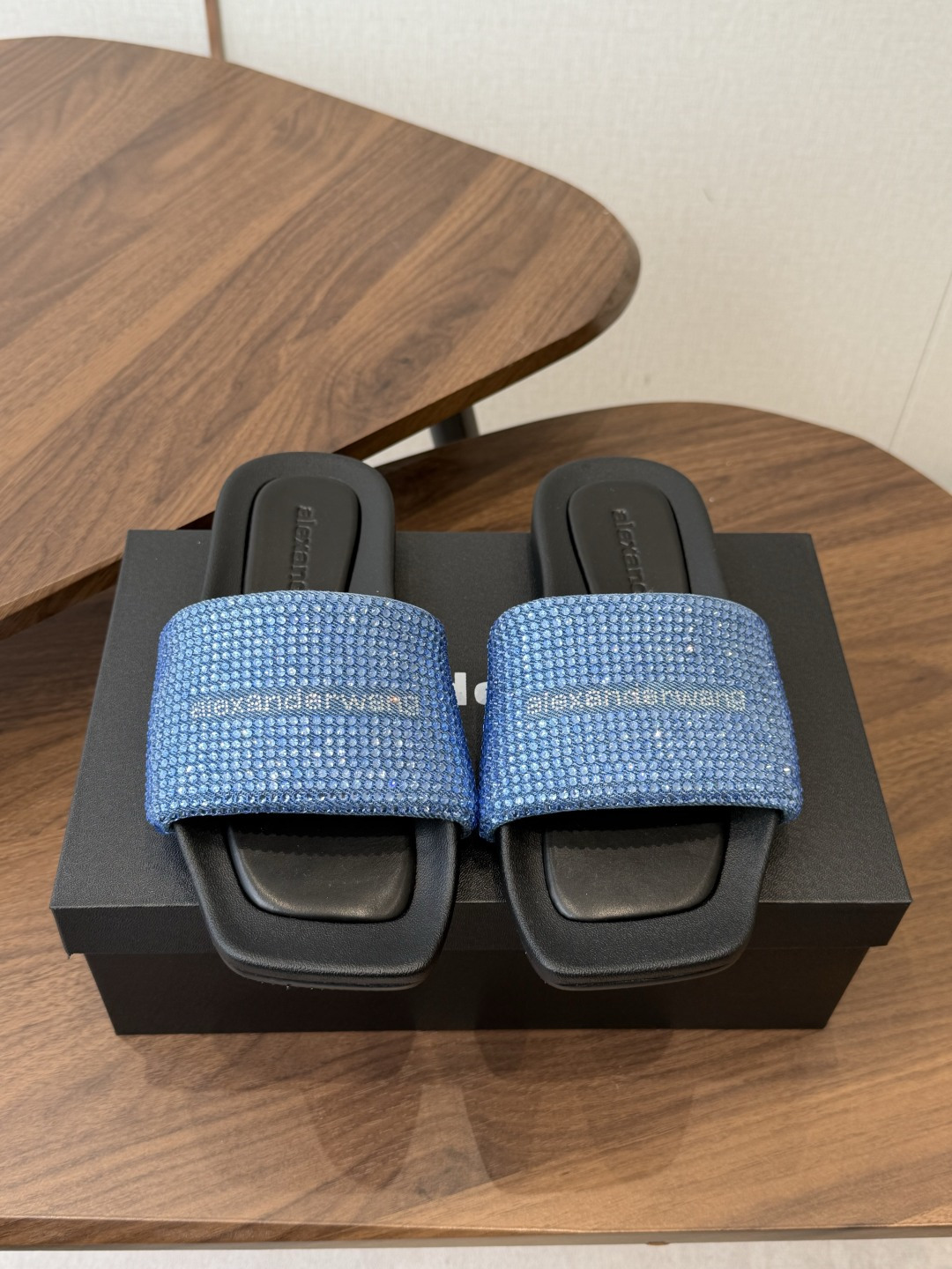 Alexander Wang26ss夏季新款水钻方头厚底一字拖设计上采用利落的方头剪裁，搭配加宽的一字带