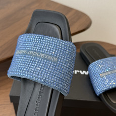 Alexander Wang26ss夏季新款水钻方头厚底一字拖设计上采用利落的方头剪裁,搭配加宽的一字带 Alexander Wang26ss夏季新款水钻方头厚底一字拖设计上采用利落的方头剪裁,搭配加宽的一字带
