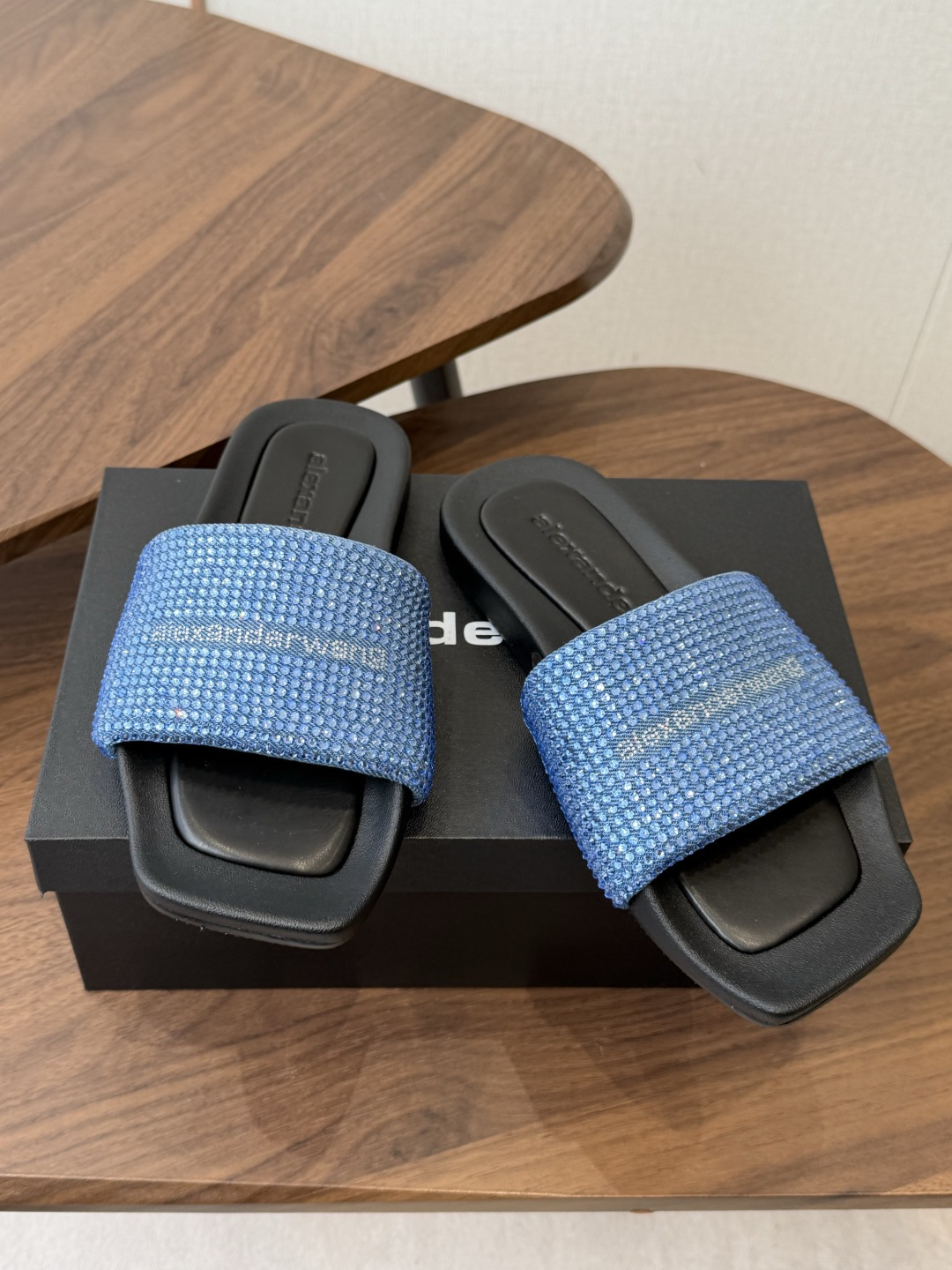 Alexander Wang26ss夏季新款水钻方头厚底一字拖设计上采用利落的方头剪裁,搭配加宽的一字带 Alexander Wang26ss夏季新款水钻方头厚底一字拖设计上采用利落的方头剪裁,搭配加宽的一字带