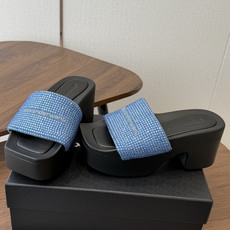 Alexander Wang26ss夏季新款水钻方头厚底一字拖设计上采用利落的方头剪裁,搭配加宽的一字带 Alexander Wang26ss夏季新款水钻方头厚底一字拖设计上采用利落的方头剪裁,搭配加宽的一字带