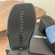 Alexander Wang26ss夏季新款水钻方头厚底一字拖设计上采用利落的方头剪裁,搭配加宽的一字带 Alexander Wang26ss夏季新款水钻方头厚底一字拖设计上采用利落的方头剪裁,搭配加宽的一字带
