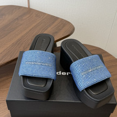Alexander Wang26ss夏季新款水钻方头厚底一字拖设计上采用利落的方头剪裁,搭配加宽的一字带 Alexander Wang26ss夏季新款水钻方头厚底一字拖设计上采用利落的方头剪裁,搭配加宽的一字带