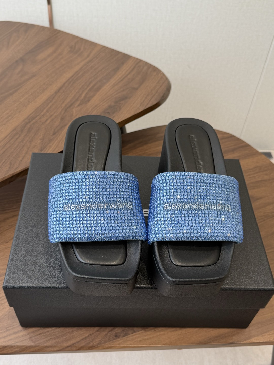 Alexander Wang26ss夏季新款水钻方头厚底一字拖设计上采用利落的方头剪裁，搭配加宽的一字带