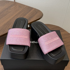 Alexander Wang26ss夏季新款水钻方头厚底一字拖设计上采用利落的方头剪裁,搭配加宽的一字带 Alexander Wang26ss夏季新款水钻方头厚底一字拖设计上采用利落的方头剪裁,搭配加宽的一字带
