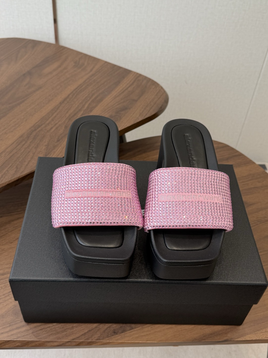NO:816249,Alexander Wang26ss summer new rhinestone square toe thick-soled flip-flops are designed with a neat square toe cut, with a widened one-word strap, the shoe body is covered with shining diamonds, and the upper foot is equipped with a starlight filter. A variety of color options are available, whether it is refreshing blues or sweet and cool pinks, it can easily adapt to different wearing styles. It is low-key and full of sophistication.  The foot feel is completely online. The soft and elastic thick sole design feels like stepping on clouds. It has a built-in heightening effect and is not bulky. It will not tire your feet after long-term wear. The footbed fits the foot shape, walking steadily and comfortably, saying goodbye to the stuffy and sticky feeling. Real silk satin upper, sheepskin lining, original open-molded outsole, size 35-40 (40 size customization is non-refundable), slippers, slippers, sheepskin, real silk, silk fabric19860909Alexander Wang26ss夏季新款水钻方头厚底一字拖 设计上采用利落的方头剪裁,搭配加宽的一字带,鞋身满铺闪亮钻饰,上脚自带星光滤镜,多种配色可选,不管是清爽蓝调还是甜酷粉调,都能轻松适配不同穿搭风格,低调中又带着满满的精致感. 脚感方面完全在线,软弹的厚底设计踩上去像踩云朵,自带增高效果还不显笨重,久穿也不会累脚,鞋床贴合脚型,走路稳当又自在,告别闷热黏腻感. 鞋面真丝绸缎 内里羊皮 大底原版开模大底 size35-40码（40码定制不退换）,拖鞋,slippers,sheepskin,real silk,silk fabric,Women's Shoes