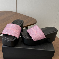 Alexander Wang26ss夏季新款水钻方头厚底一字拖设计上采用利落的方头剪裁,搭配加宽的一字带 Alexander Wang26ss夏季新款水钻方头厚底一字拖设计上采用利落的方头剪裁,搭配加宽的一字带