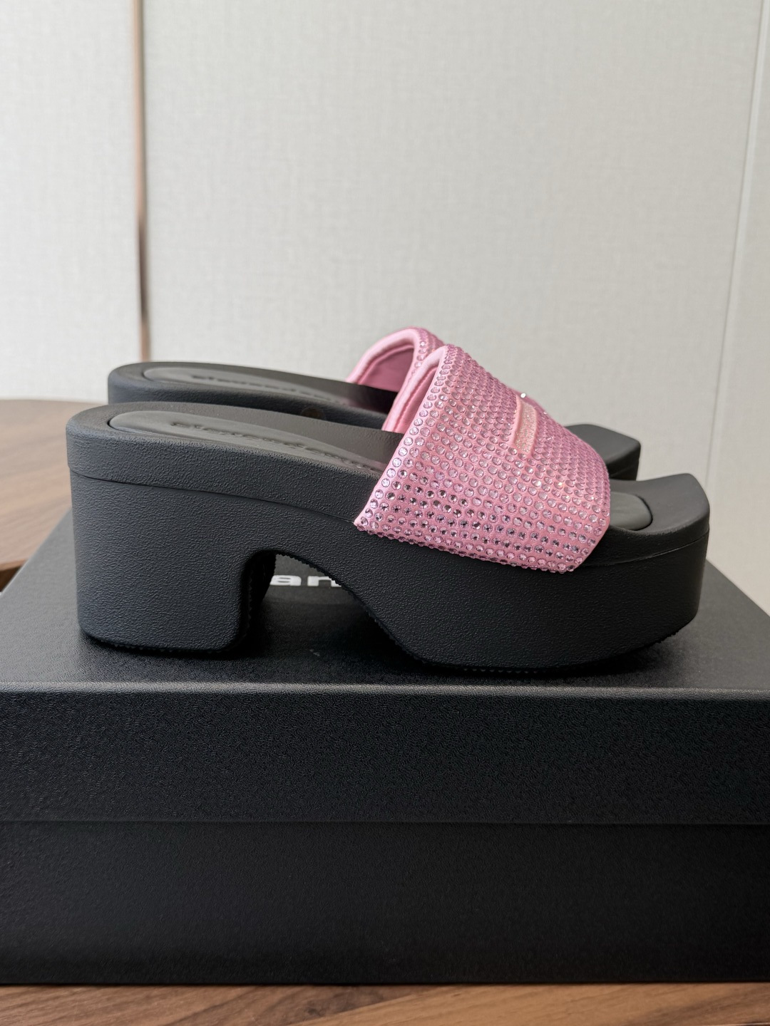 Alexander Wang26ss夏季新款水钻方头厚底一字拖设计上采用利落的方头剪裁,搭配加宽的一字带 Alexander Wang26ss夏季新款水钻方头厚底一字拖设计上采用利落的方头剪裁,搭配加宽的一字带