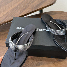 Alexander Wang26ss夏季新款水钻方头夹趾人字拖夏日炸街神器,把随性与闪钻氛围感焊在脚上设 Alexander Wang26ss夏季新款水钻方头夹趾人字拖夏日炸街神器,把随性与闪钻氛围感焊在脚上设