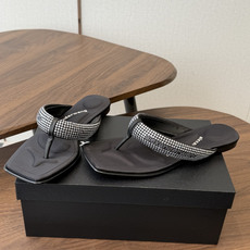 Alexander Wang26ss夏季新款水钻方头夹趾人字拖夏日炸街神器,把随性与闪钻氛围感焊在脚上设 Alexander Wang26ss夏季新款水钻方头夹趾人字拖夏日炸街神器,把随性与闪钻氛围感焊在脚上设