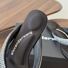 Alexander Wang26ss夏季新款水钻方头夹趾人字拖夏日炸街神器,把随性与闪钻氛围感焊在脚上设 Alexander Wang26ss夏季新款水钻方头夹趾人字拖夏日炸街神器,把随性与闪钻氛围感焊在脚上设